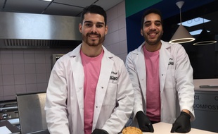 Arthur Choisnet (à gauche) et Nathan Lambert, les deux concepteurs du « Labo », un fast-food de « burgers 100% équilibrés » à Strasbourg.
