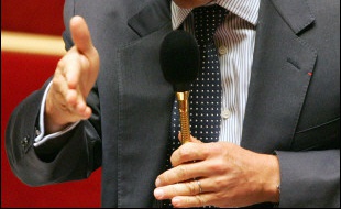 La gauche et l'extrême droite fustigent l'immigration "choisie", principe au coeur de la réforme que doit présenter jeudi le ministre de l'Intérieur Nicolas Sarkozy, dénonçant une "formule", un "fantasme", voire le "racisme" qui inspirerait ses mesures.