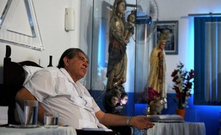 Joao de Deus, un médium consulté par l'ex-président Luiz Inacio Lula da Silva quand il était soigné pour un cancer, reçoit toutes les semaines des milliers de malades du monde entier à Abadiania, près de Brasilia, où il opère sans asepsie, avec des ciseaux, un couteau ou un bistouri.