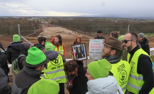 Kolbsheim le 5 mars 2019. «Réquisition» du portrait du président de la République en mairie de Kolsheim par ANVCOP21 pour aller «lui montrer » le chantier contesté du GCO.