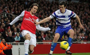 Joey Barton (à droite), contre Arsenal, le 31 décembre 2011, à l'Emirates Stadium.