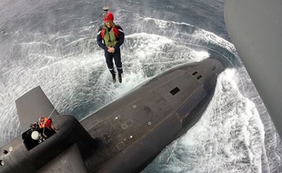 Emmanuel Macron hélitreuillé sur le sous-marin nucléaire « Le Terrible » le 4 juillet 2017