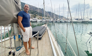 Cyril Martini a choisi de vivre toute l'année sur son bateau, à Menton