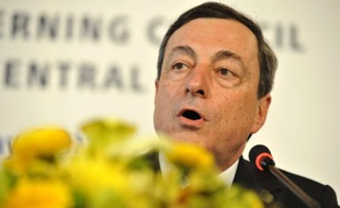 La Banque centrale européenne (BCE) a laissé jeudi son principal taux directeur inchangé à 0,50%, soit son plus bas niveau historique auquel il a été porté en mai.