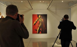 Un tableau controversé du président sud-africain Jacob Zuma, le représentant à la manière de Lénine mais avec un sexe bien en évidence, a été vandalisé mardi dans la galerie de Johannesburg où il était exposé.