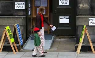 Un bureau de vote à Edimbourg, en Ecosse, pour les élections européennes le 4 juin 2009.