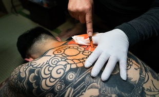 Se faire tatouer (image d'illustration).