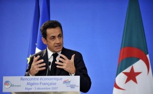 Le président français Nicolas Sarkozy poursuit sa visite de trois jours en Algérie où il a dénoncé lundi le système colonial.