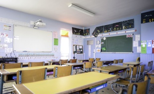 Une salle de classe vide (illustration).