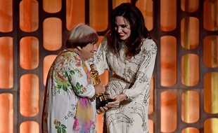 Agnès Varda et Angelina Jolie à Los Angeles le 11 novembre 2017.