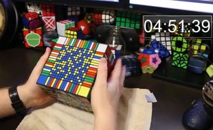 Il résout un Rubik's cube de 17x17x17 en 7h32