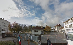 Le véhicule s'est arrêté à proximité de l'école Pierre-et-Marie-Curie de Besançon, où se trouvent deux bureaux de vote ce dimanche.