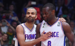 Charles Kahudi avec Tony Parker, après la médaille de bronze remportée par les Bleus à l'Euro 2015.