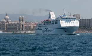 Un navire d'Algerie Ferries au départ de Marseille.