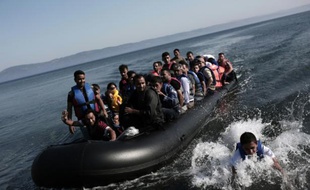 Un bateau de migrants le 4 septembre 2015 entre la Turquie et la Grèce