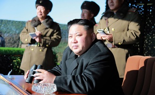 Le dirigeant nord-coréen dirige un exercice militaire sur cette photo non datée diffusée par l'agence officielle KCNA le 11 décembre 2016.