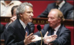 Atteint par le scandale Clearstream, Dominique de Villepin a orchestré tout au long de la journée de mardi sa contre-offensive, notamment à l'Assemblée, se posant en victime d'une "campagne de calomnies et de mensonges ignoble" et excluant catégoriquement de démissionner.