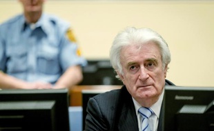 L'ancien chef politique des Serbes de Bosnie Radovan Karadzic, lors de son procès devant le TPIY à La Haye, aux Pays-Bas le 24 mars 2016