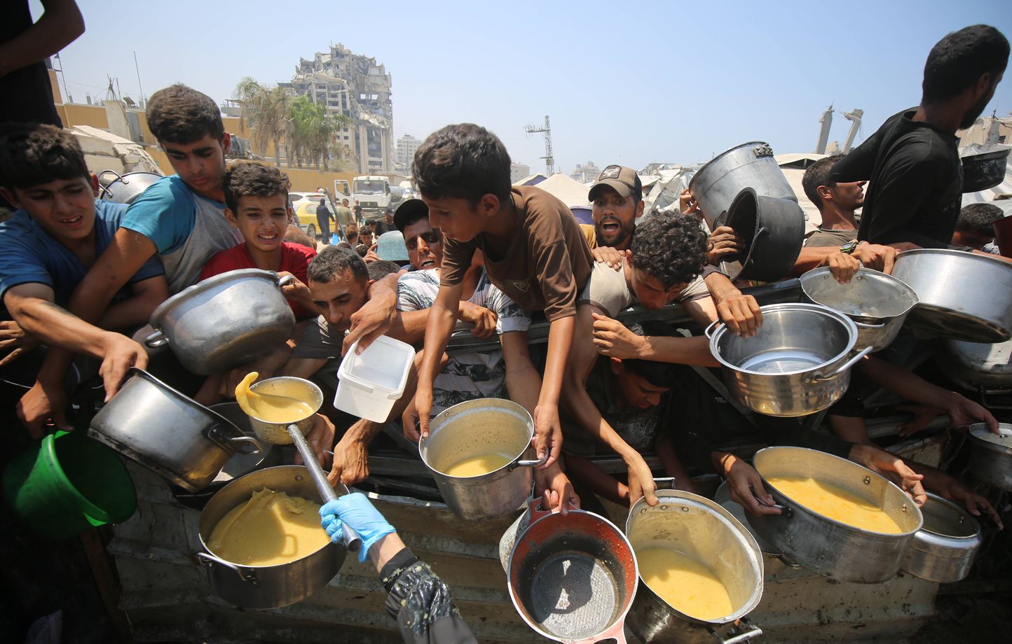 Gaza : Israël annonce la reprise des largages d'aide humanitaire, « ridicule » selon Médecins du Monde thumbnail