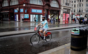Une homme porte un masque dans les rues de Londres.
