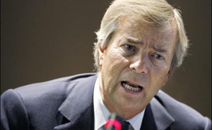 Le groupe de l'homme d'affaires Vincent Bolloré s'est vu attribuer ces dernières années des marchés publics, contrairement à ses affirmations et à celle du président élu Nicolas Sarkozy, a constaté l'AFP sur le site internet des Journaux Officiels de la République française.