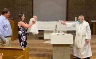 Le prêtre de la Saint Mark Catholic Church, à Manchester, dans le Teennessee, a mis en scène ce baptême au pistolet à eau.