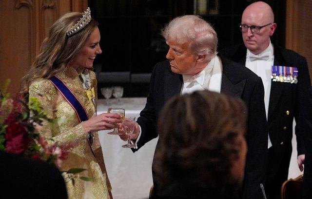 Santé ! Donald Trump trinque avec la princesse. Il a d'ailleurs complimenté Kate, la qualifiant de « tellement belle ».
