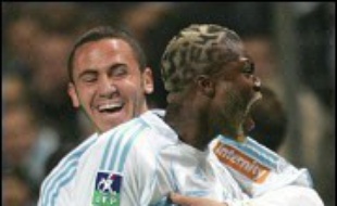 La villa de l'attaquant international Djibril Cissé à Cassis (Bouches-du-Rhône) a été cambriolée samedi soir pendant que le joueur effectait sa grande rentrée avec l'Olympique de Marseille (L1) au stade vélodrome, a-t-on appris auprès de la gendarmerie.