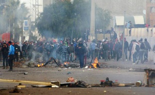 Heurts avec les forces de sécurité tunisiennes lors d'une manifestation, le 21 janvier 2016 à Kasserine