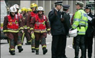 Deux personnes ont été légèrement blessées mardi par l'explosion d'un paquet piégé dans les bureaux d'une entreprise à Wokingham, à l'ouest de Londres. La police n'a pas établi de lien avec l'explosion d'un paquet suspect la veille dans un bureau au centre de Londres, qui avait légèrement blessé une femme.