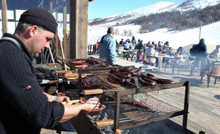 TO GO WITH AFP STORY BY PIERRE LANFRANCHI Un homme prépare un plat typique corse dans un restaurant de la station de sports d'hiver Val d'Ese en Corse du sud, le 12 février 2015