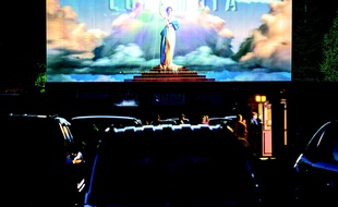 Qui n’a jamais rêvé de sortir de son cinéma pour vivre l’expérience drive-in ?