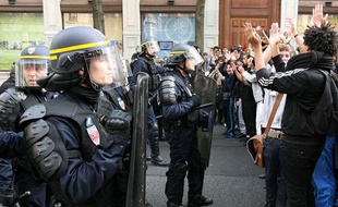 Les CRS de la compagnie 46, lors des émeutes d'octobre à Lyon.