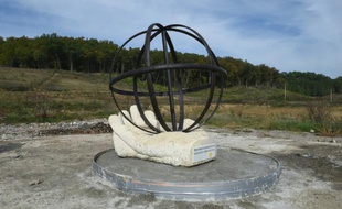 Une statue érigée en hommage à Rémi Fraisse, le 20 octobre 2015 à Lisle-sur-Tarn, au nord de Toulouse