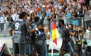 Les joueurs de Marseille fêtent le but de Mamadou Niang à Grenoble, le 8 août 2009