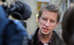 "La loi n'est toujours pas inscrite au calendrier parlementaire. On est dans le flou le plus complet, ça devient illisible", a estimé Yannick Jadot, directeur des campagnes de Greenpeace France.