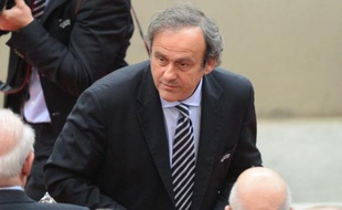 Michel Platini, président de l'UEFA, a indiqué qu'il assistera jeudi aux obsèques de Thierry Roland à Paris, célèbre commentateur sportif décédé dans la nuit de vendredi à samedi.