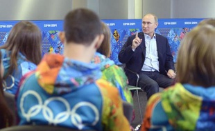 Le président russe Vladimir Poutine a assuré dimanche que la Russie accueillerait tous les sportifs et visiteurs, indépendamment de leur orientation sexuelle, aux jeux Olympiques qui débutent dans moins de trois semaines à Sotchi.