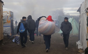 Les migrants déménagent du campement de Calais, le 29 fvrier 2016.