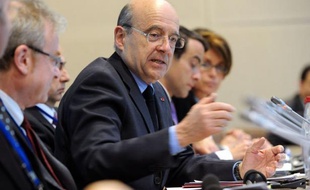 Le chef de la diplomatie Alain Juppé a ironisé vendredi sur le candidat socialiste à la présidentielle, jugeant qu'il courait "toujours après le train" en politique étrangère avec sa déclaration préconisant une participation française à une opération de l'ONU en Syrie.