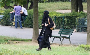 Une femme portant le voile intégral à Paris, le 23 juillet 2009.