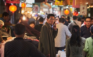 Jung-Min Hwang (au centre, au téléphone) incarne un espion dans «The Spy Gone North».
