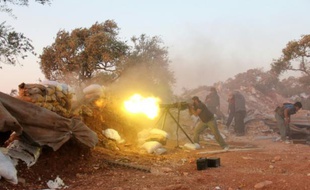 Un combattanr rebelle lors d'affrontements avec les forces pro-gouvernementales le 18 septembre 2015 dans la province d'Idlib
