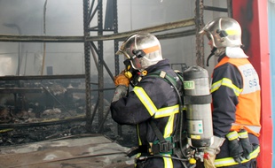 Les pompiers d'Ille-et-Vilaine interviennent ici dans l'environnement très enfumé suite à l'incendie d'un entrepôt, ici à Chantepie, près de Rennes, en 2011.