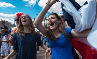 Certains Lyonnais sont restés hermétiques à la ferveur touchant le centre-ville dima,nche après-midi. ROMAIN LAFABREGUE/ AFP