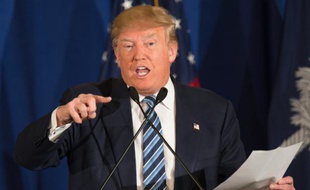 Le candidat républicain Donald Trump répond au pape dans un communiqué qu'il lit le 17 février 2016 à Kiawah en Caroline du Sud