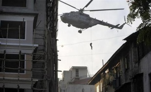 Les forces spéciales indiennes continuaient vendredi à traquer les islamistes armés retranchés à Bombay, deux jours après les spectaculaires attaques, accompagnées de prises d'otages, qui ont fait 130 morts et plongé dans le chaos la capitale économique de l'Inde