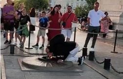 Un homme allume sa cigarette avec la flamme du Soldat inconnu, la justice saisie