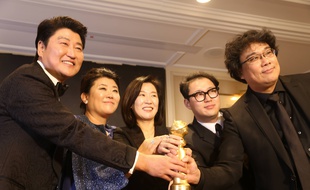 L’équipe de « Parasite » avec le Golden Globe du meilleur film étranger, le 6 janvier 2020.