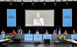 Johanna Rolland, entourée de ses nouveaux adjoints, lors du conseil municipal d'installation, vendredi 3 juillet 2020.